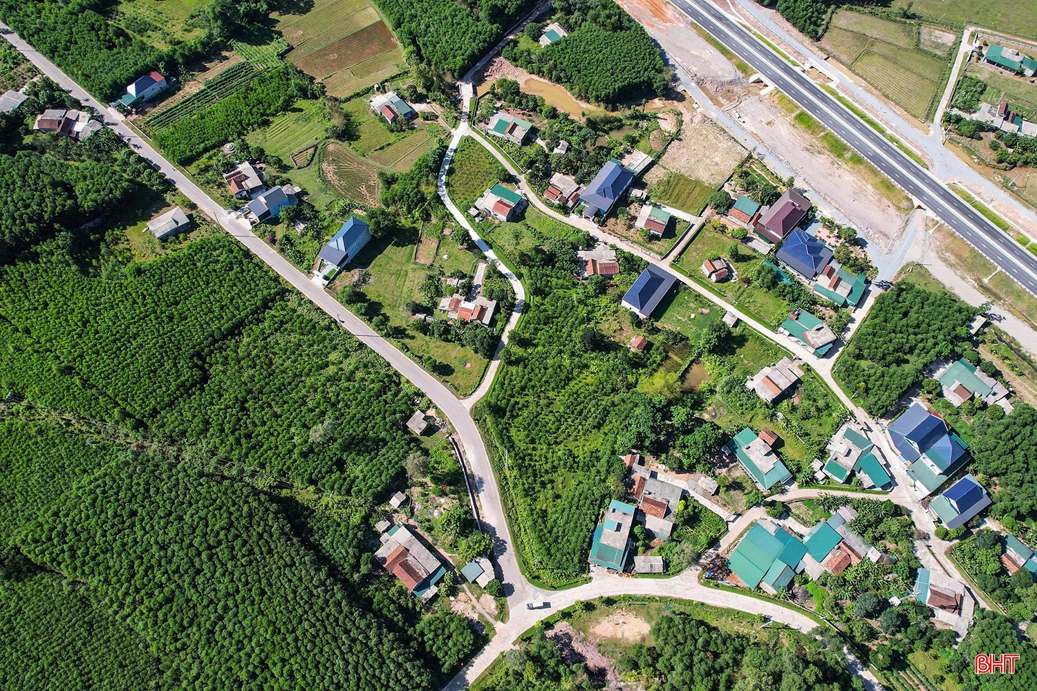 Chương trình mục tiêu quốc gia xây dựng nông thôn mới được triển khai linh hoạt, mang lại những giá trị bền vững, không ngừng nâng cao đời sống người dân. Ảnh: Vẻ đẹp trù phú của khu dân cư tại xã Cẩm Hưng.