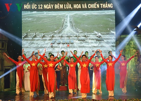 Những tiết mục ca múa nhạc được dàn dựng công phu, kỹ lưỡng. xuc dong chuong trinh hoi uc 12 ngay dem lua hoa va chien thang