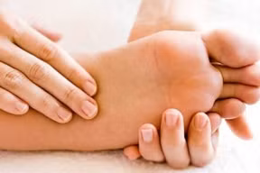 cach han che bi cuoc tay chan mua dong