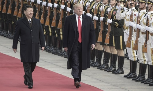 Chủ tịch Trung Quốc Tập Cận Bình và Tổng thống Mỹ Donald Trump trong lễ đón chính thức tại Bắc Kinh ngày 9/11. Ảnh: AFP. nhung thach thuc cho doi trump trong nam 2018