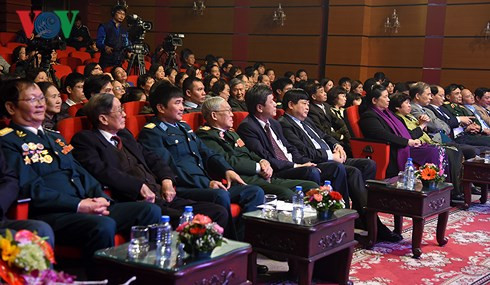 Các vị khách mời tham dự sự kiện xuc dong chuong trinh hoi uc 12 ngay dem lua hoa va chien thang