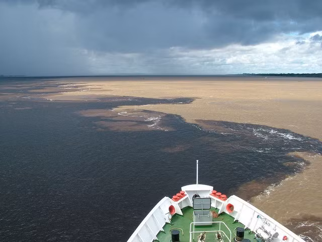 bi an dong song co hai mau nuoc khong hoa lan