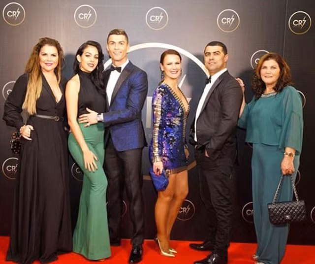 ronaldo to chuc tiec cuoi nam mang ten cr7