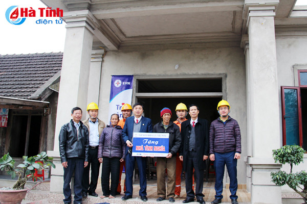 dien luc ha tinh trao nha tinh nghia cho gia dinh chinh sach