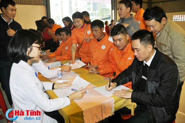 hon 100 can bo cong nhan dien luc ha tinh hien mau nhan dao