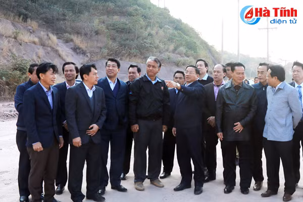 doan can bo cap cao ha tinh tham quan mot so du an lon o bolykhamxay