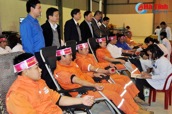 hon 100 can bo cong nhan dien luc ha tinh hien mau nhan dao