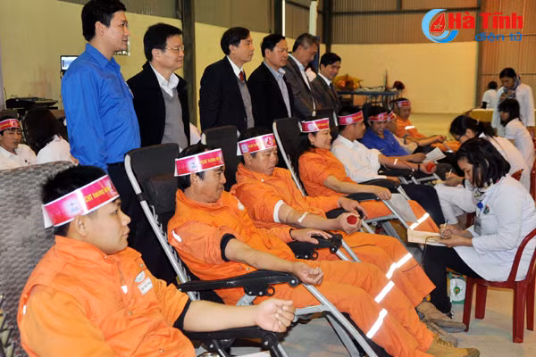 hon 100 can bo cong nhan dien luc ha tinh hien mau nhan dao