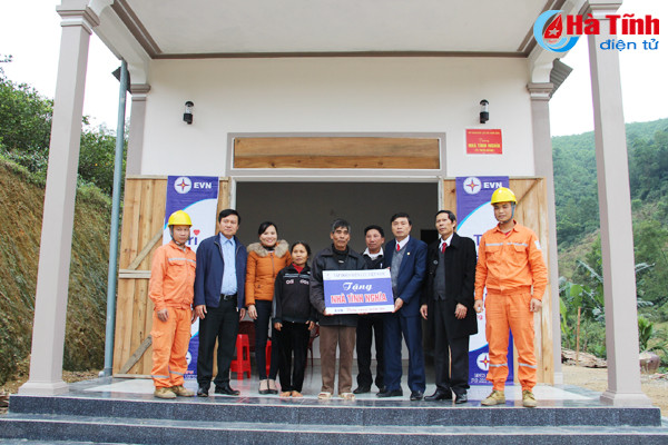 dien luc ha tinh trao nha tinh nghia cho gia dinh chinh sach