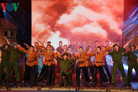 Các nghệ sĩ đã làm sống lại một thời hào hùng của dân tộc. xuc dong chuong trinh hoi uc 12 ngay dem lua hoa va chien thang