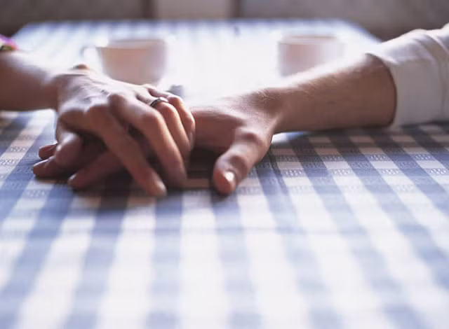 gian la de yeu nhau nhieu hon