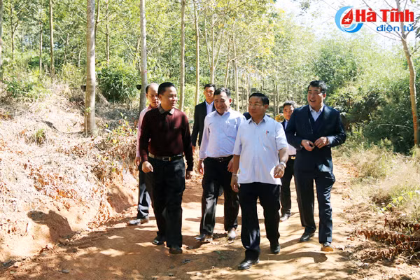 doan can bo cap cao ha tinh tham quan mot so du an lon o bolykhamxay