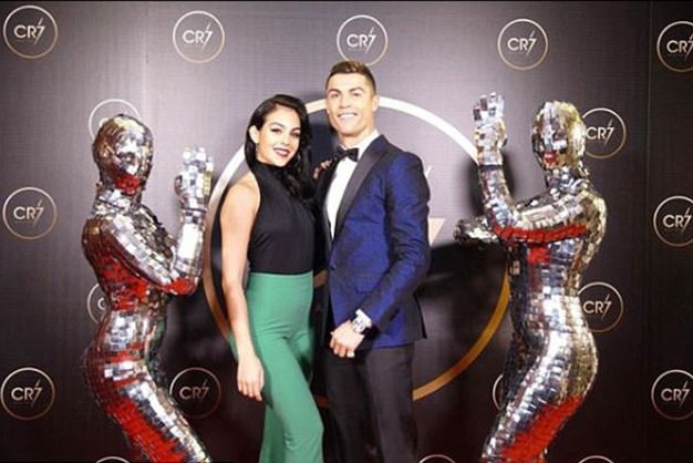 ronaldo to chuc tiec cuoi nam mang ten cr7