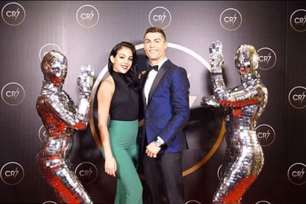 ronaldo to chuc tiec cuoi nam mang ten cr7
