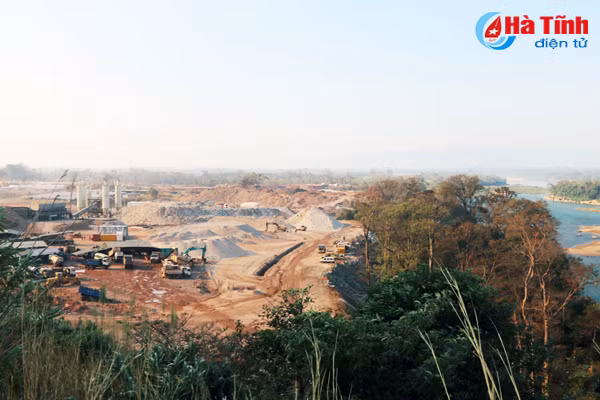 doan can bo cap cao ha tinh tham quan mot so du an lon o bolykhamxay