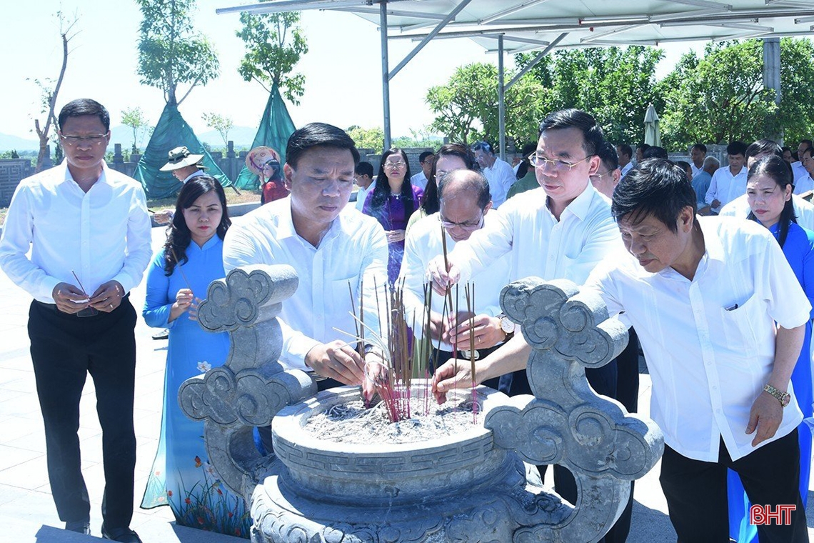 Đoàn công tác tỉnh Vĩnh Phúc tri ân các cố Tổng Bí thư, anh hùng liệt sỹ ở Hà Tĩnh