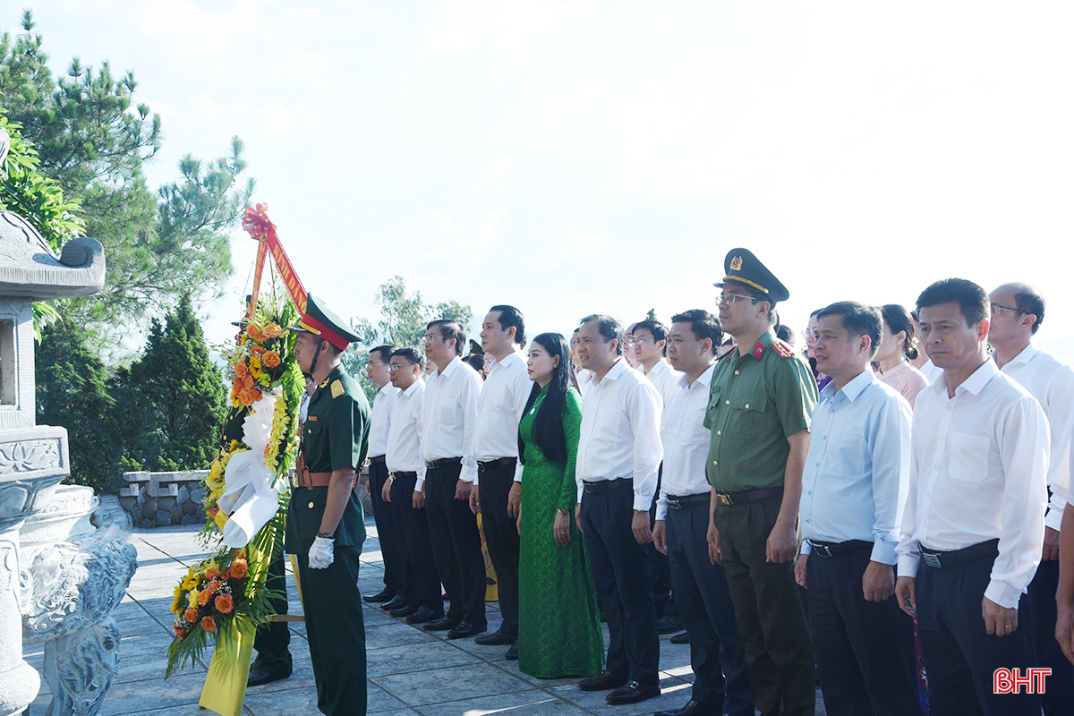 Đoàn công tác tỉnh Vĩnh Phúc tri ân các cố Tổng Bí thư, anh hùng liệt sỹ ở Hà Tĩnh