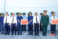 Đồng chí Trần Cẩm Tú tặng quà động viên Đội Quy tập hài cốt liệt sỹ tỉnh Hà Tĩnh