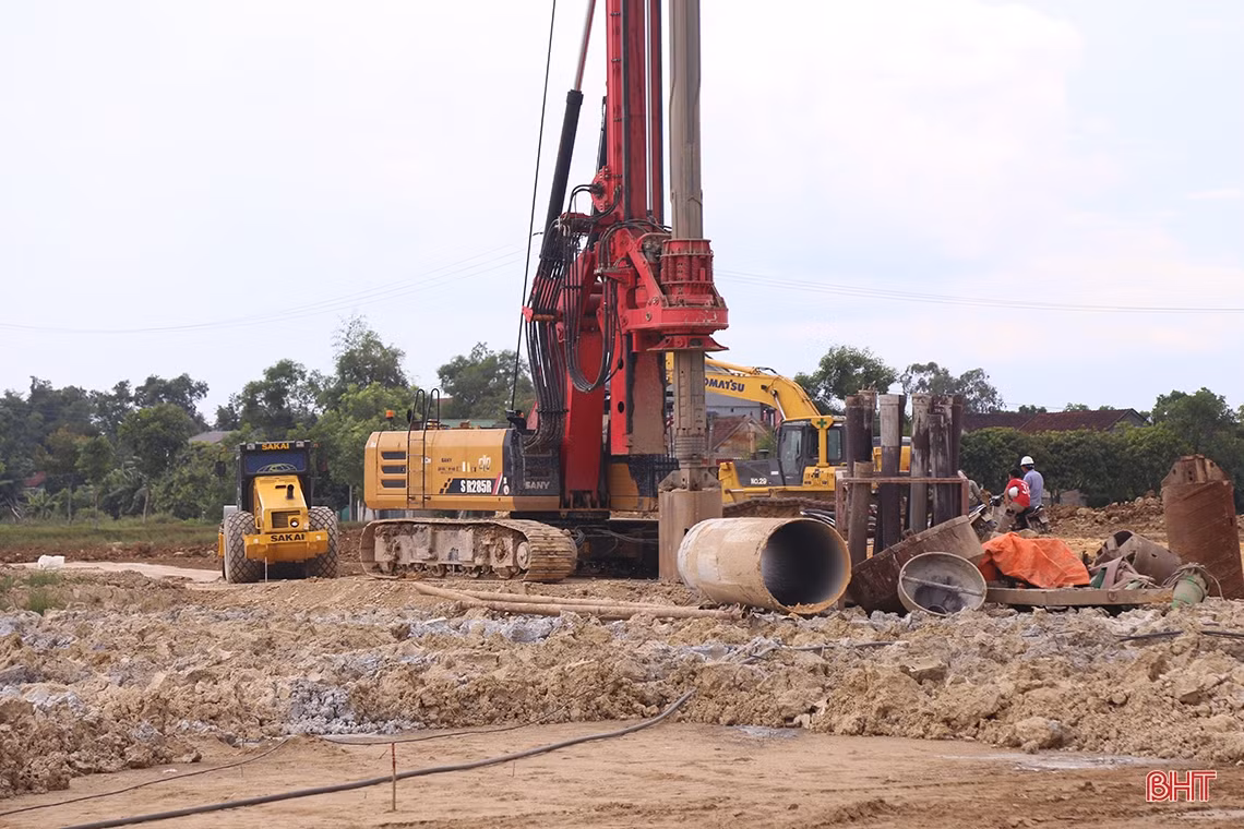 Cận cảnh thi công nút giao cao tốc đoạn Diễn Châu - Bãi Vọt - Hàm Nghi