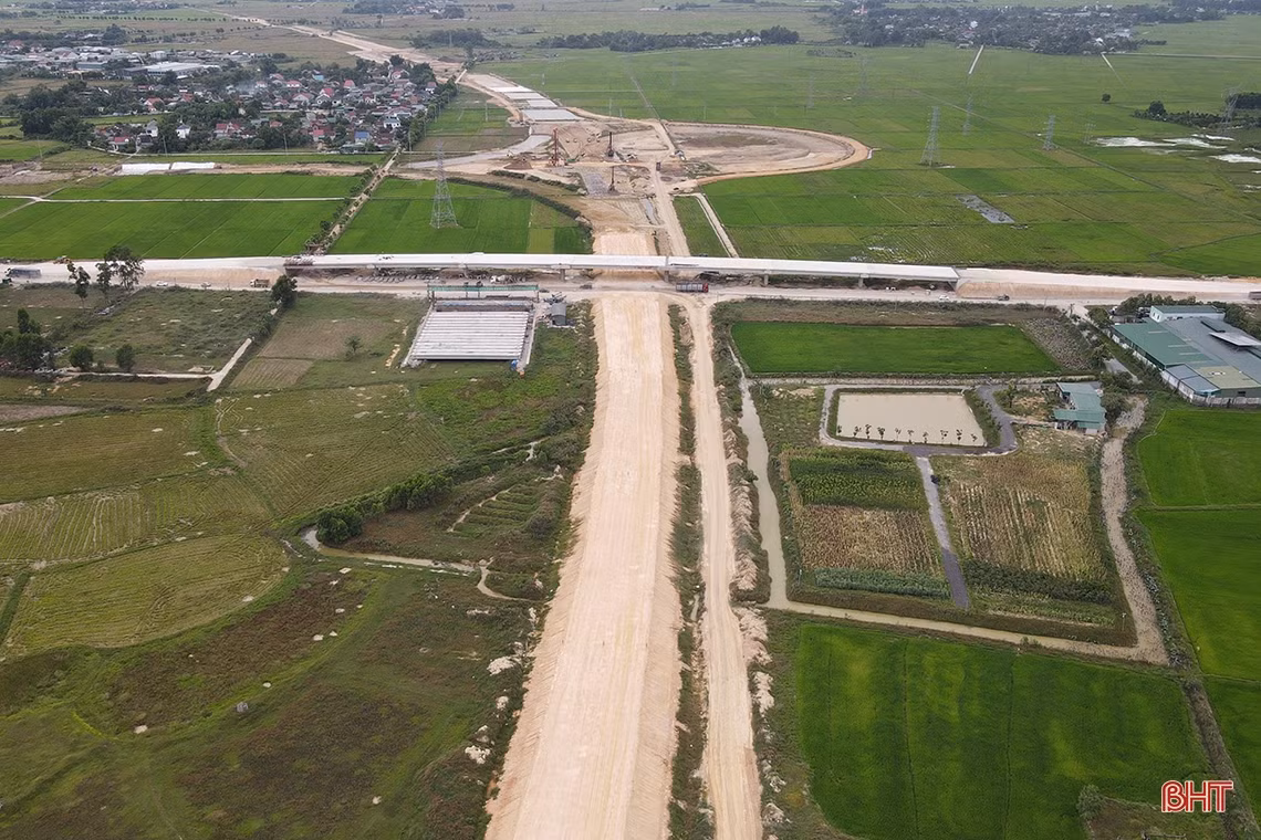 Cận cảnh thi công nút giao cao tốc đoạn Diễn Châu - Bãi Vọt - Hàm Nghi