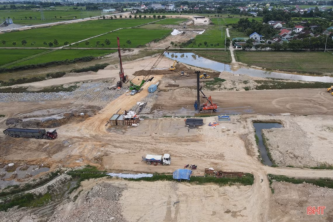 Cận cảnh thi công nút giao cao tốc đoạn Diễn Châu - Bãi Vọt - Hàm Nghi
