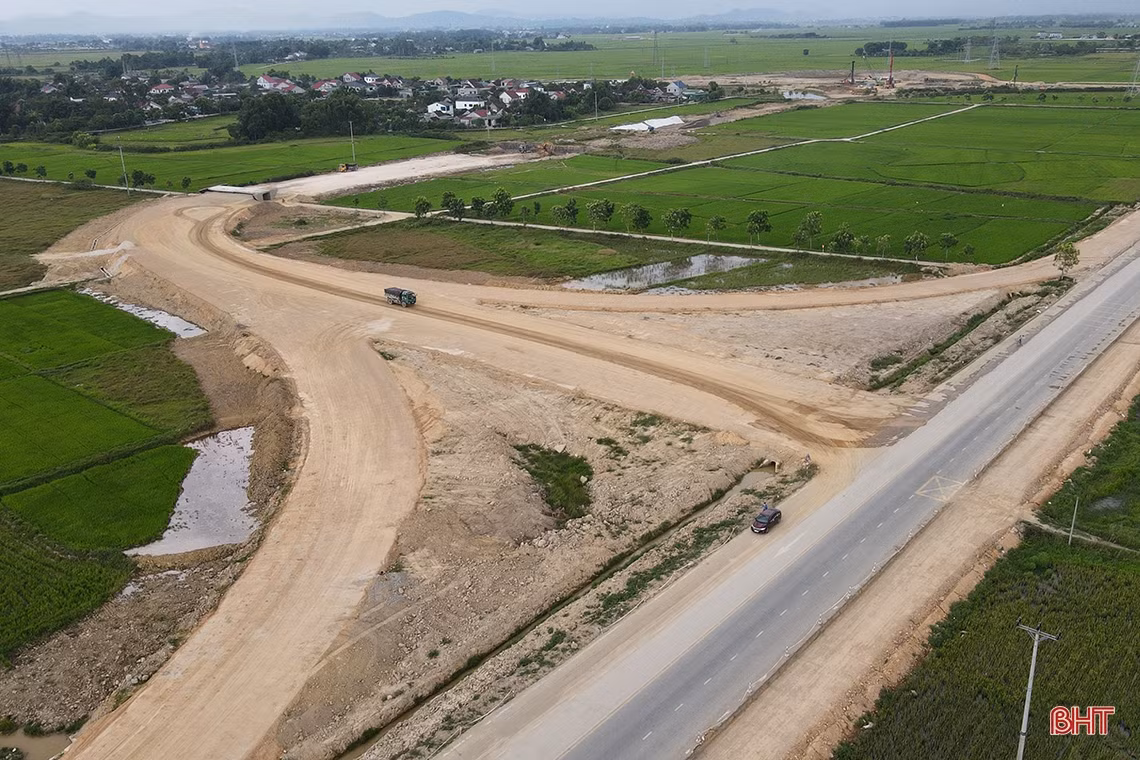 Cận cảnh thi công nút giao cao tốc đoạn Diễn Châu - Bãi Vọt - Hàm Nghi