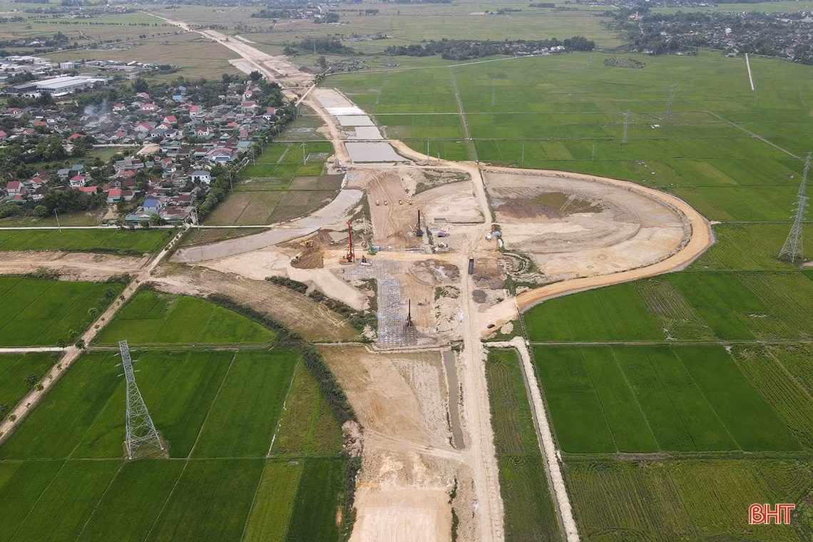 Cận cảnh thi công nút giao cao tốc đoạn Diễn Châu - Bãi Vọt - Hàm Nghi