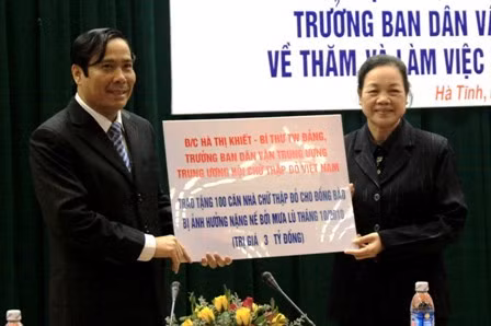 ...và trao tượng trưng 100 căn nhà Chữ thập đỏ trị giá 3 tỷ đồng cho đồng bào Hà Tĩnh