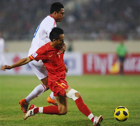 Việt Nam (đỏ) trong trận thắng dễ Myanmar. Ảnh: AFP.