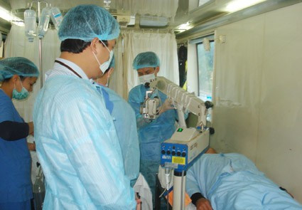 Bệnh viện Mắt T.Ư phẫu thuật mắt trên xe chuyên dụng cho bệnh nhân nghèo ở huyện Vũ Quang