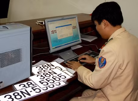 Cán bộ Phòng CSGT Công an tỉnh Hà Tĩnh làm thủ tục đăng kí xe