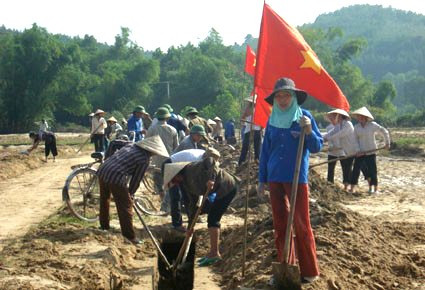 Nhân dân xã Đức Giang ra quân làm thủy lợi nội đồng sau lũ