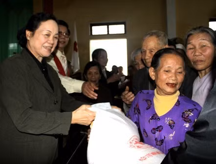 Trưởng Ban Dân vận trung ương Hà Thị Khiết tặng quà cho người dân xã Lộc Yên (Hương Khê)...