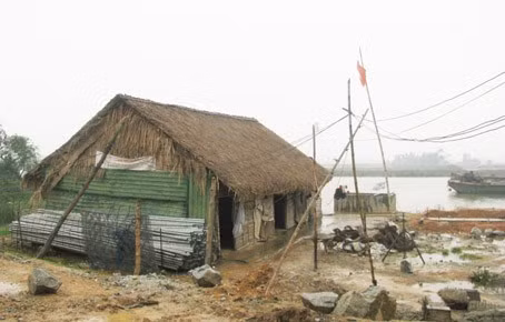 Lán trại, bãi tập kết vật liệu máy móc hết sức lèo tèo