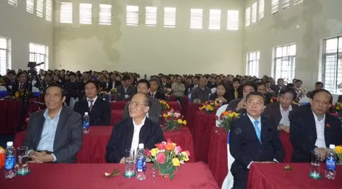 Phó Thủ tướng Thường trực Chính phủ Nguyễn Sinh Hùng và đoàn tiếp xúc cử tri huyện Hương Khê...