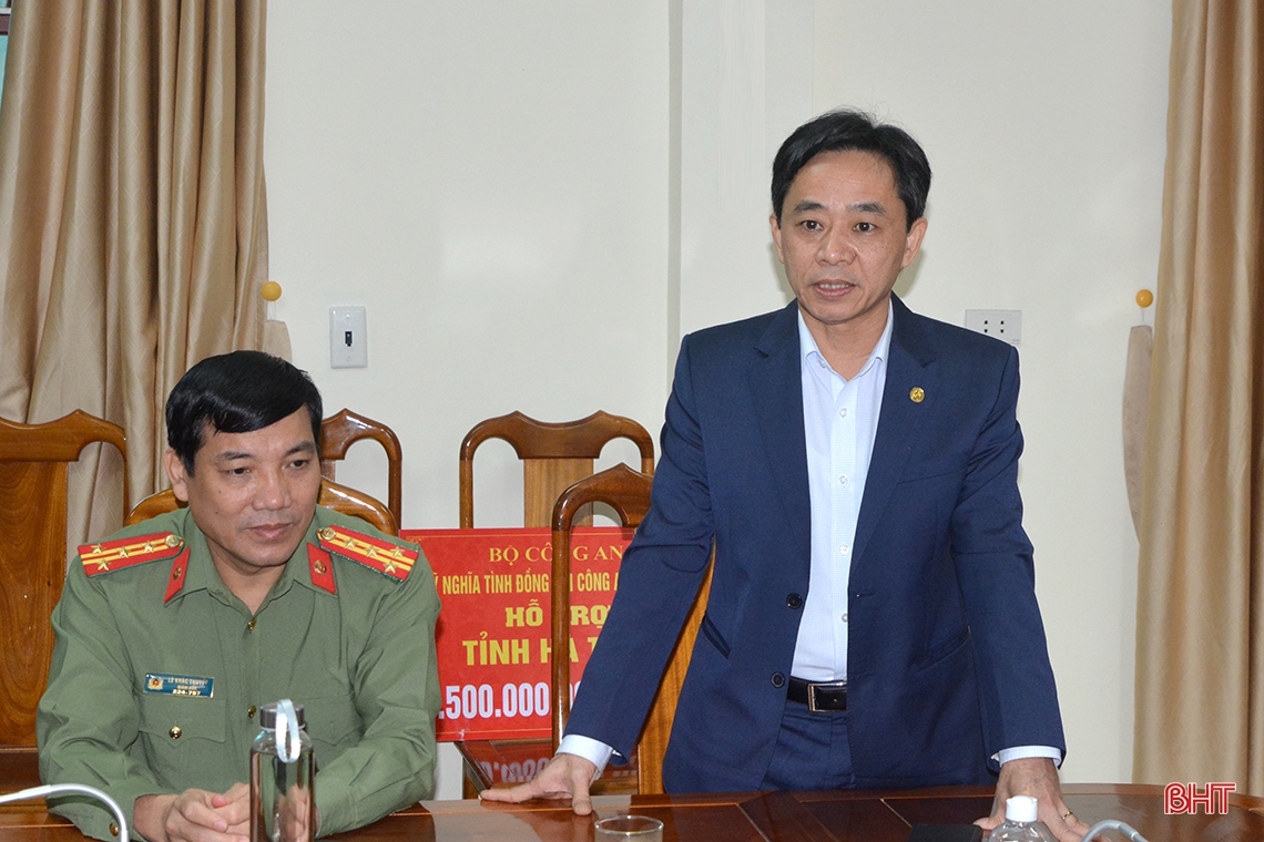 Bộ Công an ủng hộ đồng bào vùng lũ Hà Tĩnh 1,5 tỷ đồng