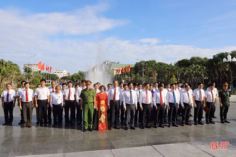 Lãnh đạo TP Hà Tĩnh dâng hương Khu lưu niệm Bác Hồ và ra mắt các công trình chào mừng