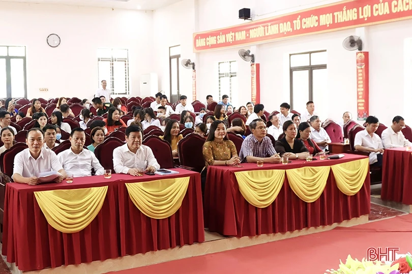 Trao giải Cuộc thi viết về Đình nguyên Tiến sỹ Phan Đình Phùng và huyện Vũ Quang