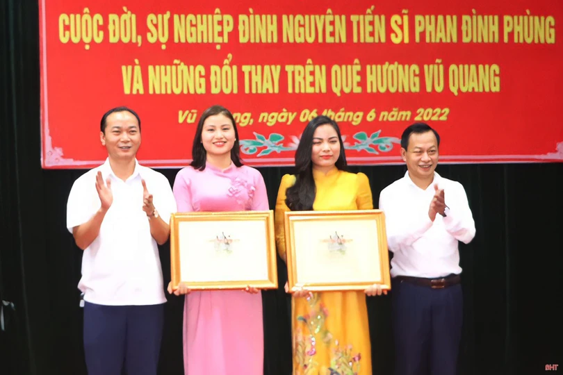 Trao giải Cuộc thi viết về Đình nguyên Tiến sỹ Phan Đình Phùng và huyện Vũ Quang