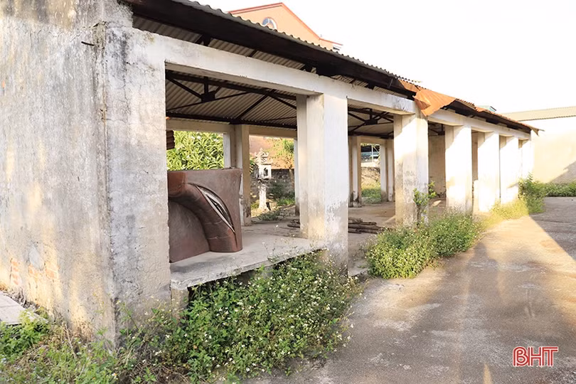 Chợ ở Nghi Xuân bỏ hoang, tiểu thương bày bán hàng bên lề đường