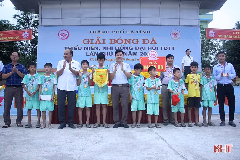 Phường Tân Giang và xã Thạch Hạ nhất Giải Bóng đá TN-NĐ thành phố Hà Tĩnh