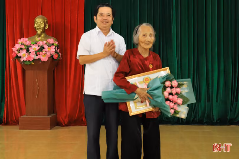 Trao huy hiệu Đảng cho các đảng viên ở Hương Sơn