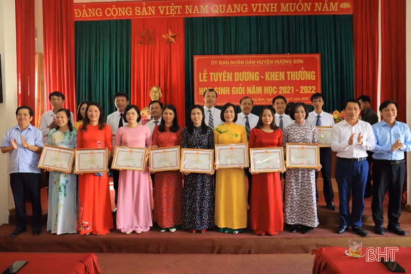 Hương Sơn khen thưởng học sinh giỏi năm học 2021 - 2022