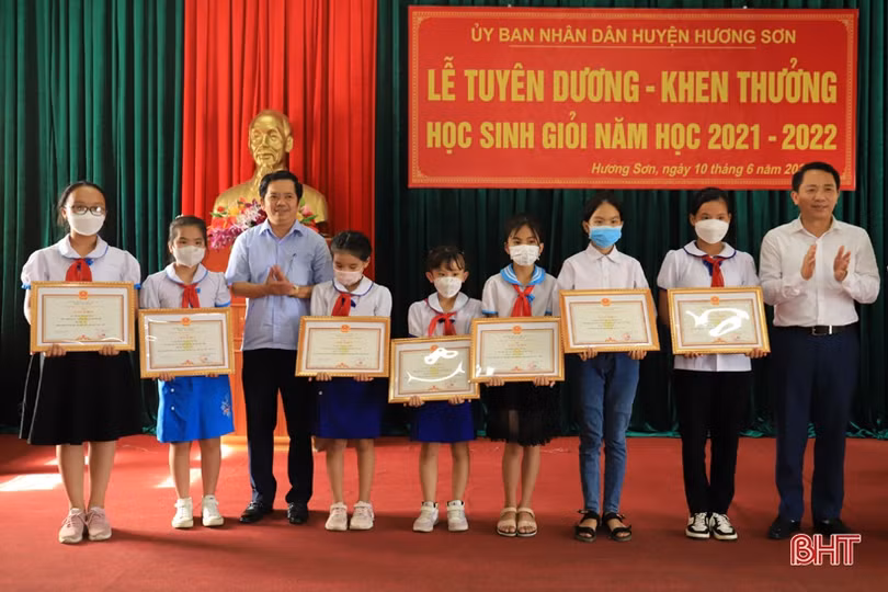 Hương Sơn khen thưởng học sinh giỏi năm học 2021 - 2022