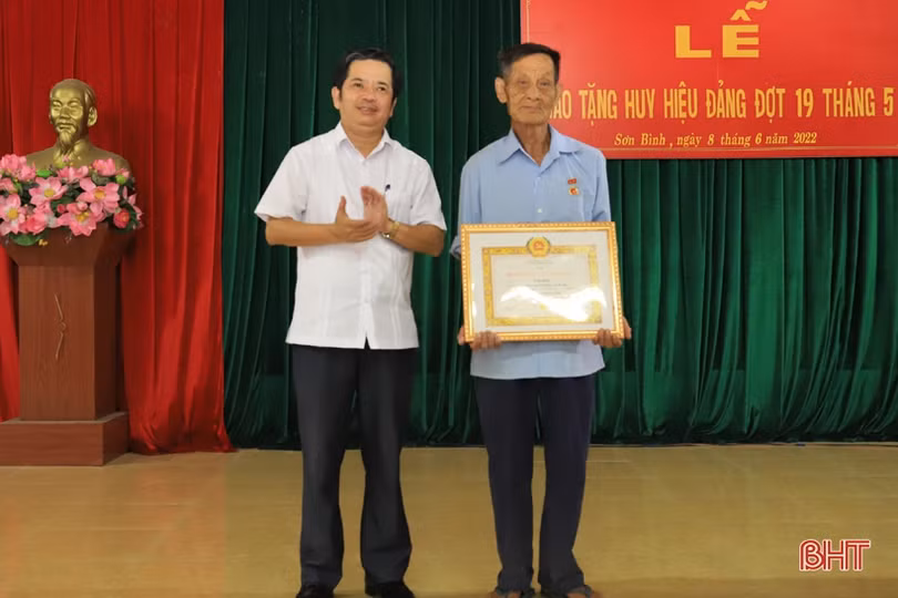 Trao huy hiệu Đảng cho các đảng viên ở Hương Sơn