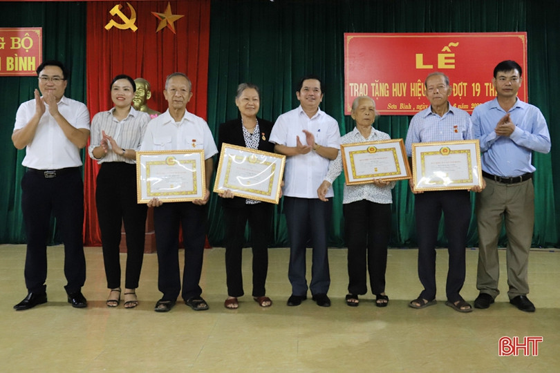 Trao huy hiệu Đảng cho các đảng viên ở Hương Sơn