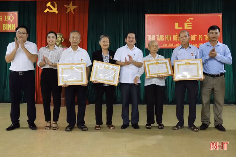 Trao huy hiệu Đảng cho các đảng viên ở Hương Sơn