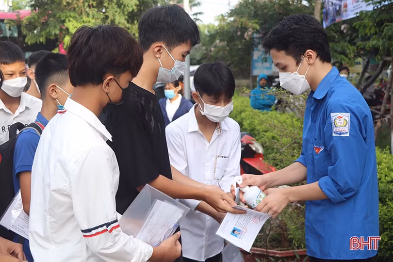 Thí sinh Hà Tĩnh thực hiện nghiêm quy chế trường thi, bắt đầu làm bài tự luận môn Ngữ văn