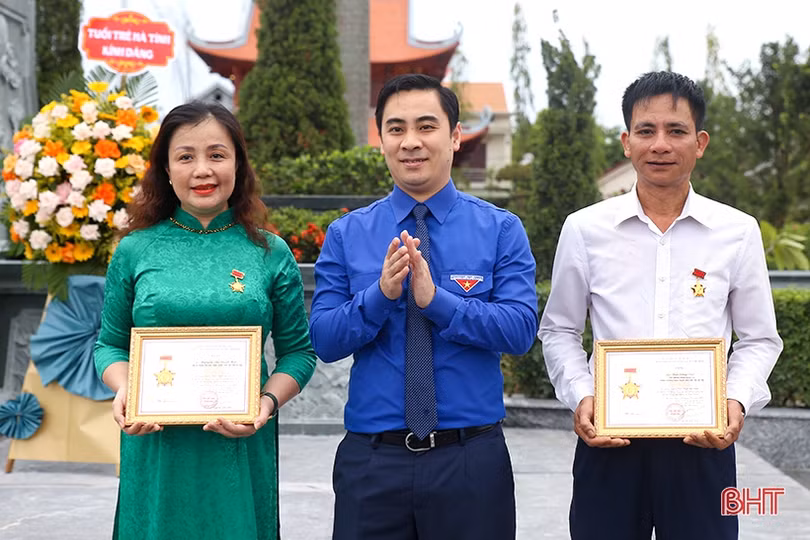 Tuổi trẻ Hà Tĩnh dâng hương tưởng niệm Chủ tịch Hồ Chí Minh