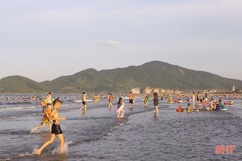 Du khách đổ về biển Hà Tĩnh “giải nhiệt” dịp cuối tuần